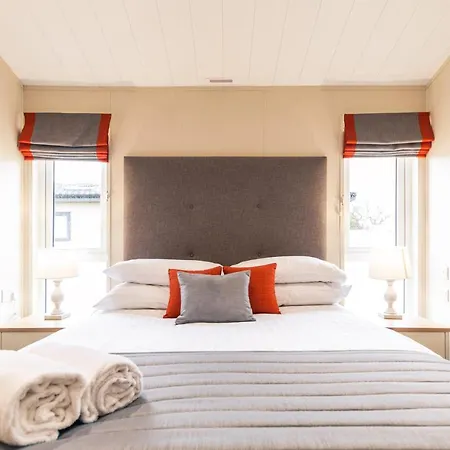 Heathery With Hot Tub