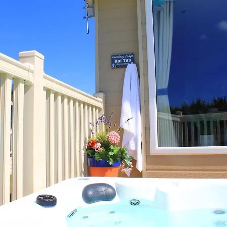 Heathery With Hot Tub *