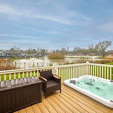 Heathery With Hot Tub Lodge York