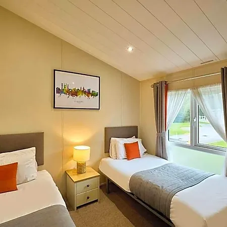 Heathery With Hot Tub Lodge York