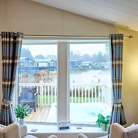 Heathery With Hot Tub Lodge York