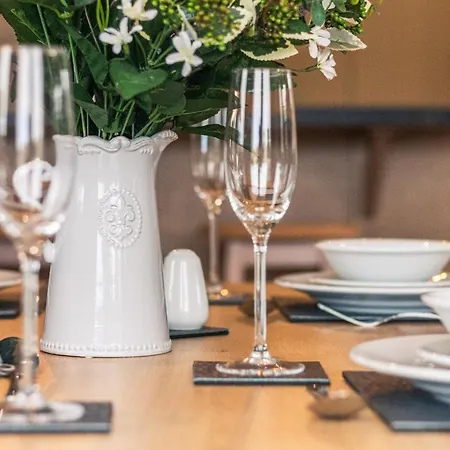 Heathery With Hot Tub יורק