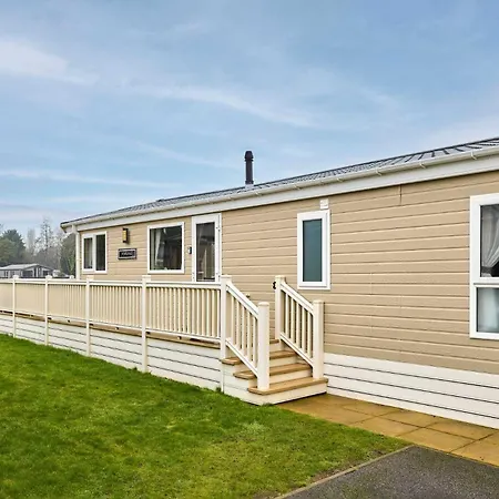 Heathery With Hot Tub Lodge York